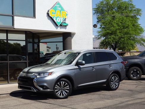 Used 2020 Mitsubishi Outlander SE image 3