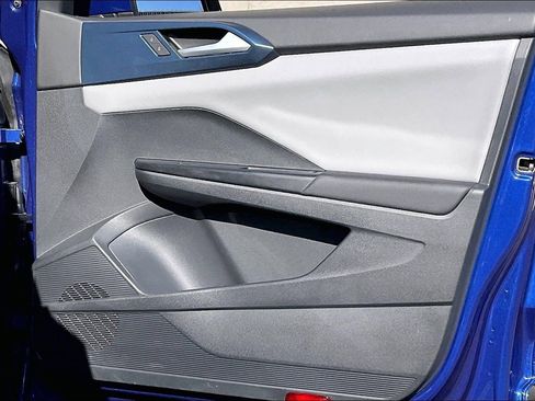 Certified 2022 Volkswagen Taos SE w/ Panoramic Sunroof Package image 23