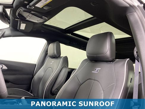 New 2026 Chrysler Pacifica Limited w/ S Appearance Package image 2