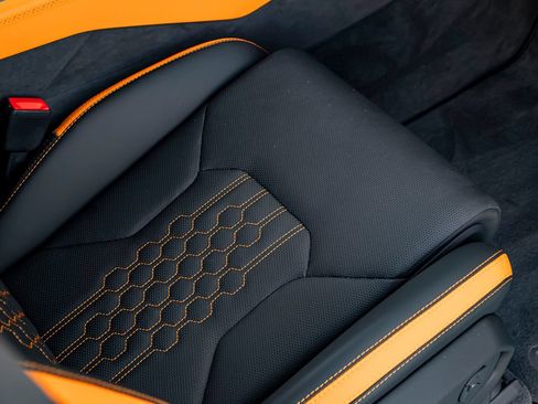 Used 2025 Lamborghini Urus SE AWD/4WD image 36