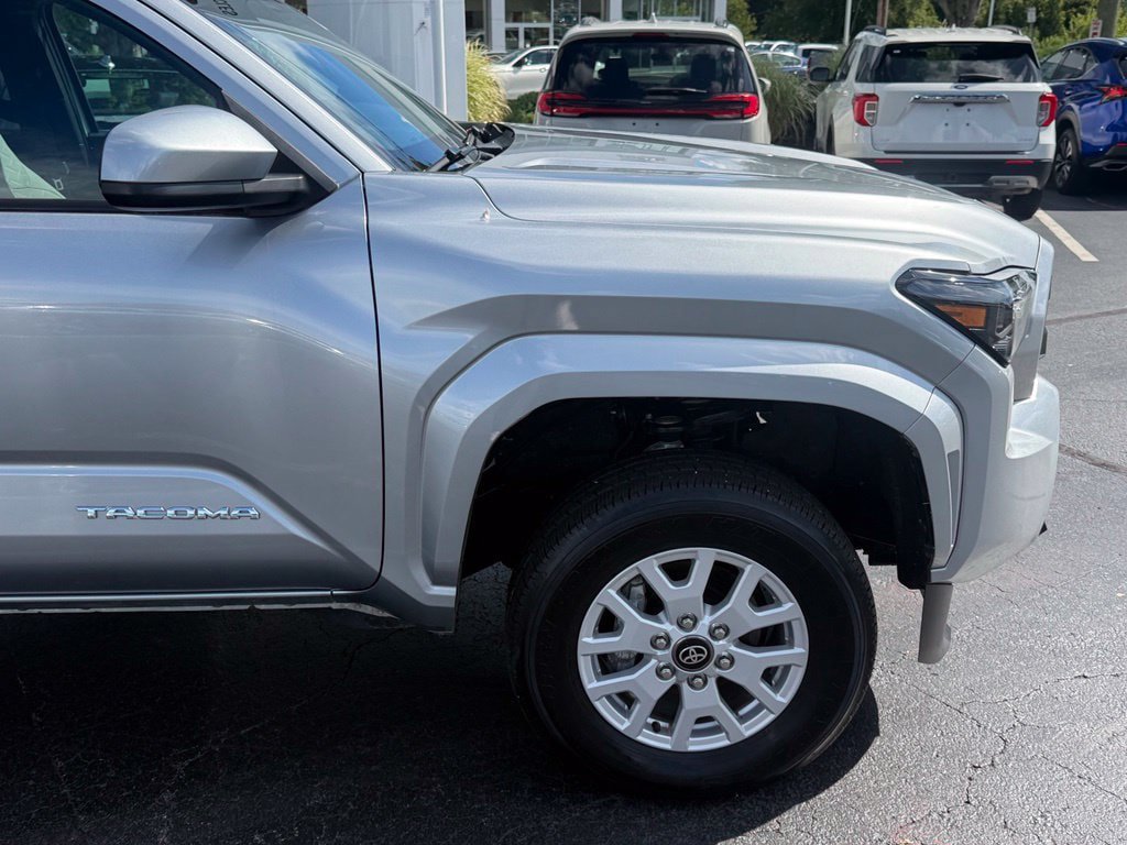 Certified 2025 Toyota Tacoma SR5 AWD/4WD image 10
