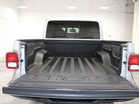 Used 2023 Jeep Gladiator Overland image 16