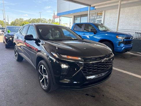 Used 2025 Chevrolet Trax RS w/ Driver Confidence Package FWD image 3