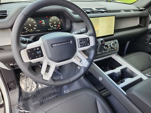 Used 2025 Land Rover Defender 90 X-Dynamic SE image 14