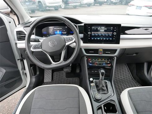 Certified 2025 Volkswagen Taos SE image 21