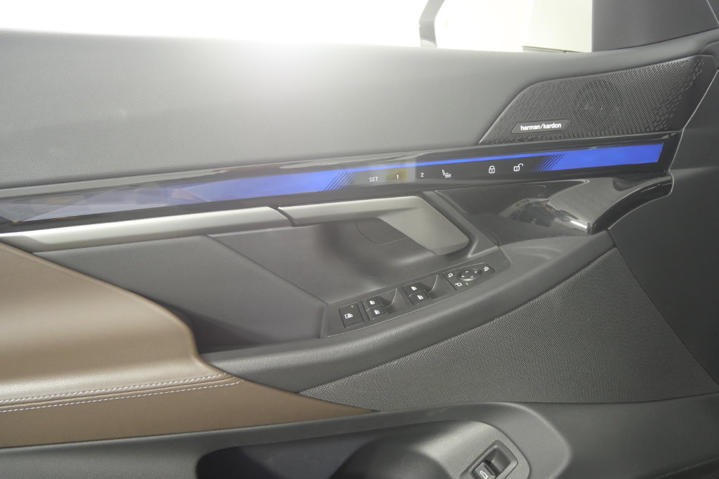 Used 2024 BMW i5 eDrive40i w/ Premium Package RWD image 9