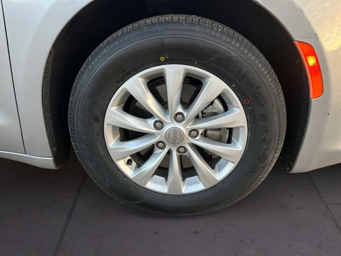 Used 2019 Chrysler Pacifica Touring Plus w/ Cold Weather Group image 17