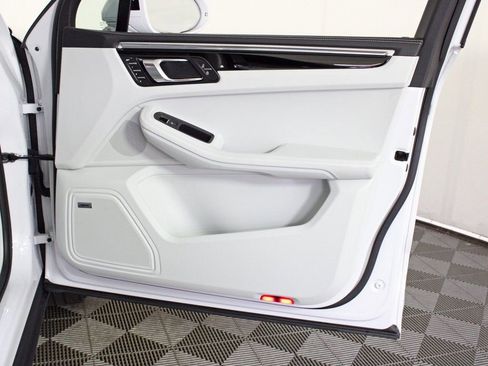 Certified 2025 Porsche Macan image 38