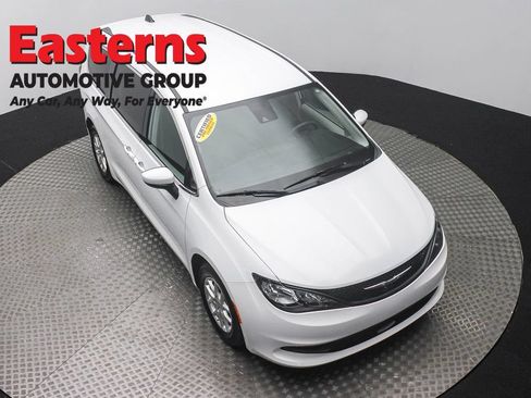 Used 2023 Chrysler Voyager LX FWD image 3