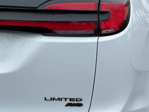 Used 2024 Chrysler Pacifica Limited w/ Uconnect Theater Family Group image 32