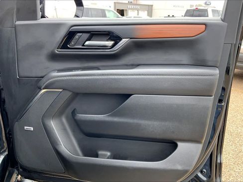 Used 2025 GMC Yukon XL Denali AWD/4WD image 23