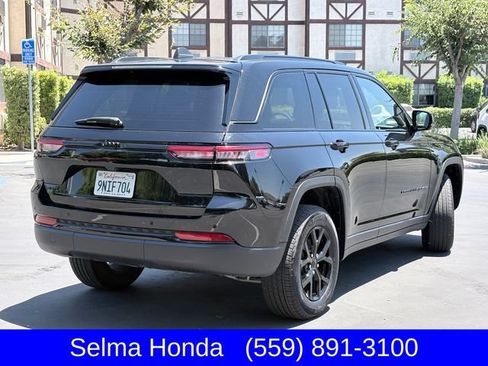 Used 2025 Jeep Grand Cherokee Altitude AWD/4WD image 5