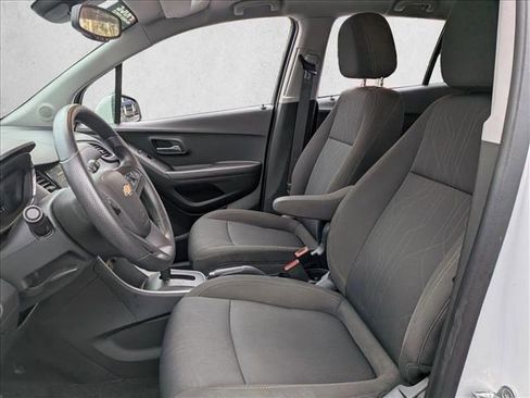 Used 2020 Chevrolet Trax LT FWD image 16