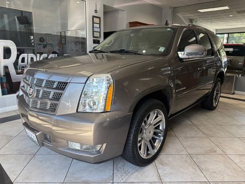 Used 2013 Cadillac Escalade Premium RWD image 4