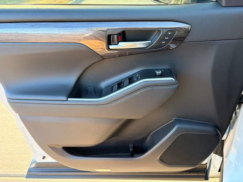 Used 2026 Toyota Highlander Platinum image 9