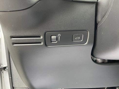 Used 2019 Volvo XC40 T5 R-Design image 24