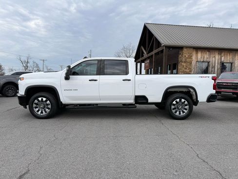 Used 2022 Chevrolet Silverado 2500 Custom w/ Custom Value Package image 3