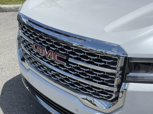 Used 2023 GMC Acadia Denali w/ Denali Ultimate Package FWD image 7