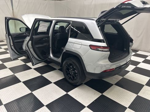 New 2025 Jeep Grand Cherokee Altitude image 20