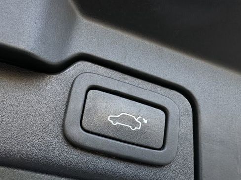 Used 2019 Land Rover Range Rover Evoque SE Premium image 34