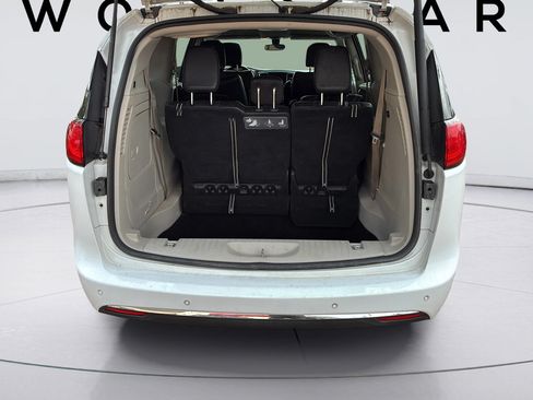 Used 2018 Chrysler Pacifica Touring-L FWD image 43