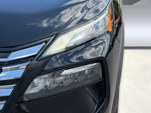 Used 2025 Nissan Rogue SV FWD image 12
