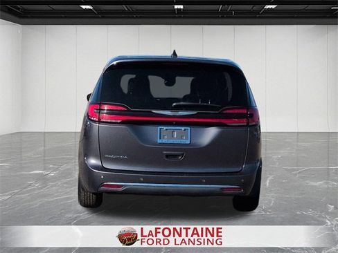 Used 2023 Chrysler Pacifica Touring-L image 8