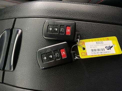 Certified 2019 Toyota Highlander FWD V6 image 24