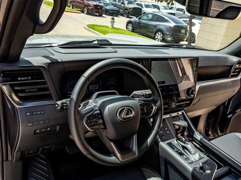 Used 2026 Lexus GX 550 w/ Accessory Package (2T) AWD/4WD image 17