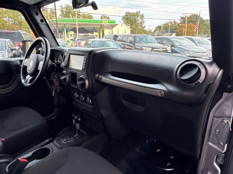 Used 2016 Jeep Wrangler Unlimited Sport w/ Connectivity Group AWD/4WD image 16