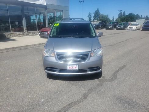 Used 2016 Chrysler Town & Country Touring FWD image 3