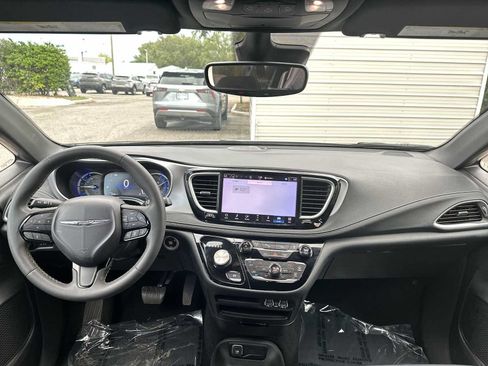 Used 2024 Chrysler Pacifica Limited FWD image 14