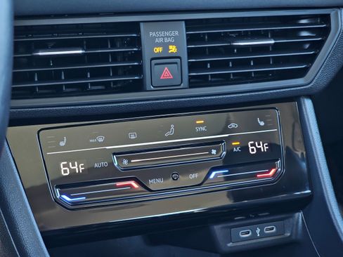 Used 2025 Volkswagen Jetta SE image 32