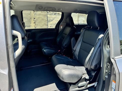 Used 2017 Toyota Sienna SE w/ SE Preferred Package FWD image 18