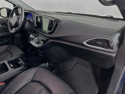 Used 2025 Chrysler Pacifica Select FWD image 29