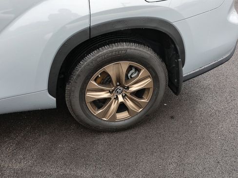 Used 2023 Toyota Highlander Bronze Edition AWD/4WD image 3