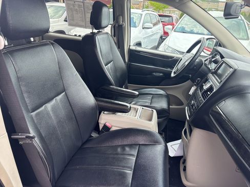 Used 2015 Chrysler Town & Country Touring FWD image 24