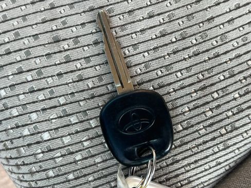 Used 2014 Toyota Camry L image 27