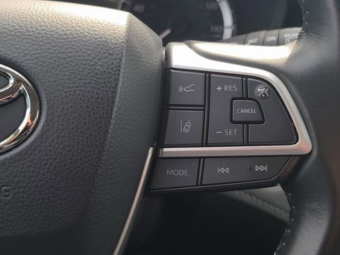 Used 2024 Toyota Highlander LE AWD/4WD image 29