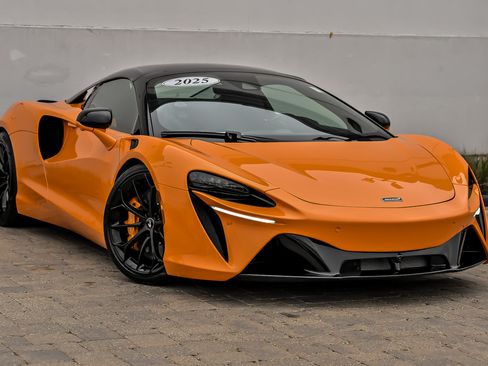 Used 2025 McLaren Artura Spider RWD image 2