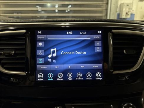 Used 2018 Chrysler Pacifica Touring-L image 21