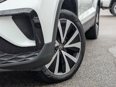 Used 2024 Volkswagen Taos SE image 34