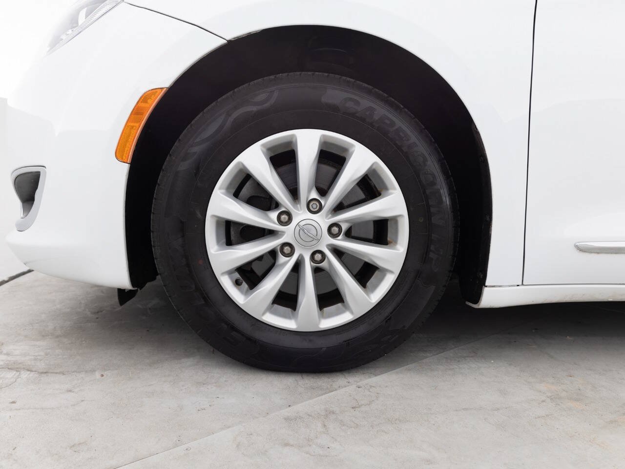 Used 2017 Chrysler Pacifica Touring-L FWD image 17