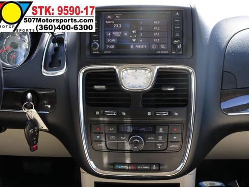 Used 2013 Chrysler Town & Country Touring FWD image 20
