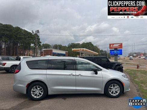 Used 2026 Chrysler Pacifica Select image 7