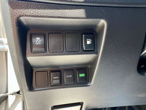 Used 2018 Nissan Rogue S AWD/4WD image 18