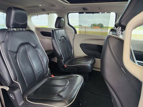 Used 2023 Chrysler Pacifica Limited FWD image 28