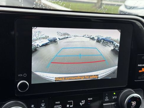 Used 2023 Toyota Highlander LE image 4