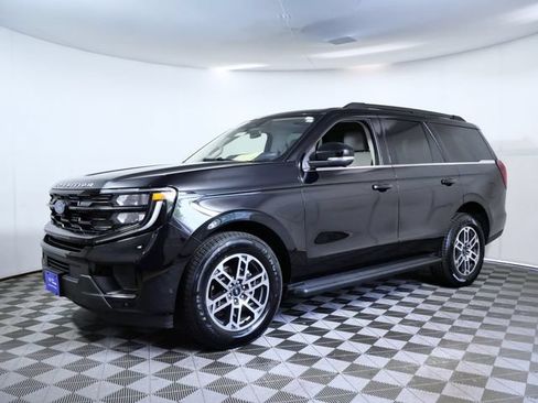Used 2025 Ford Expedition Active AWD/4WD image 2