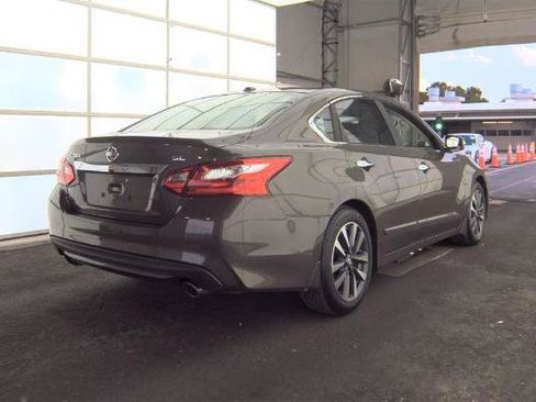 Used 2016 Nissan Altima 2.5 SL w/ Moonroof Package FWD image 4